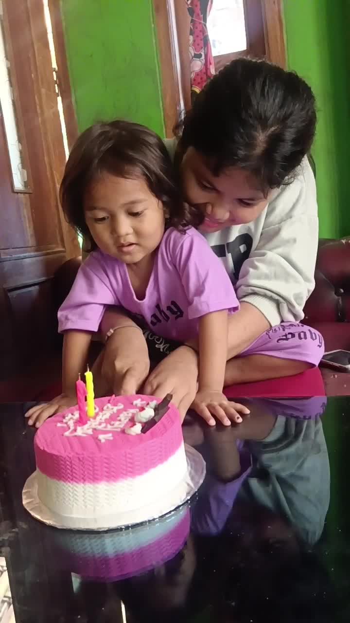Potong kue ulang tahun 🎂🥳🥳

#birthdaygirl #ultah 