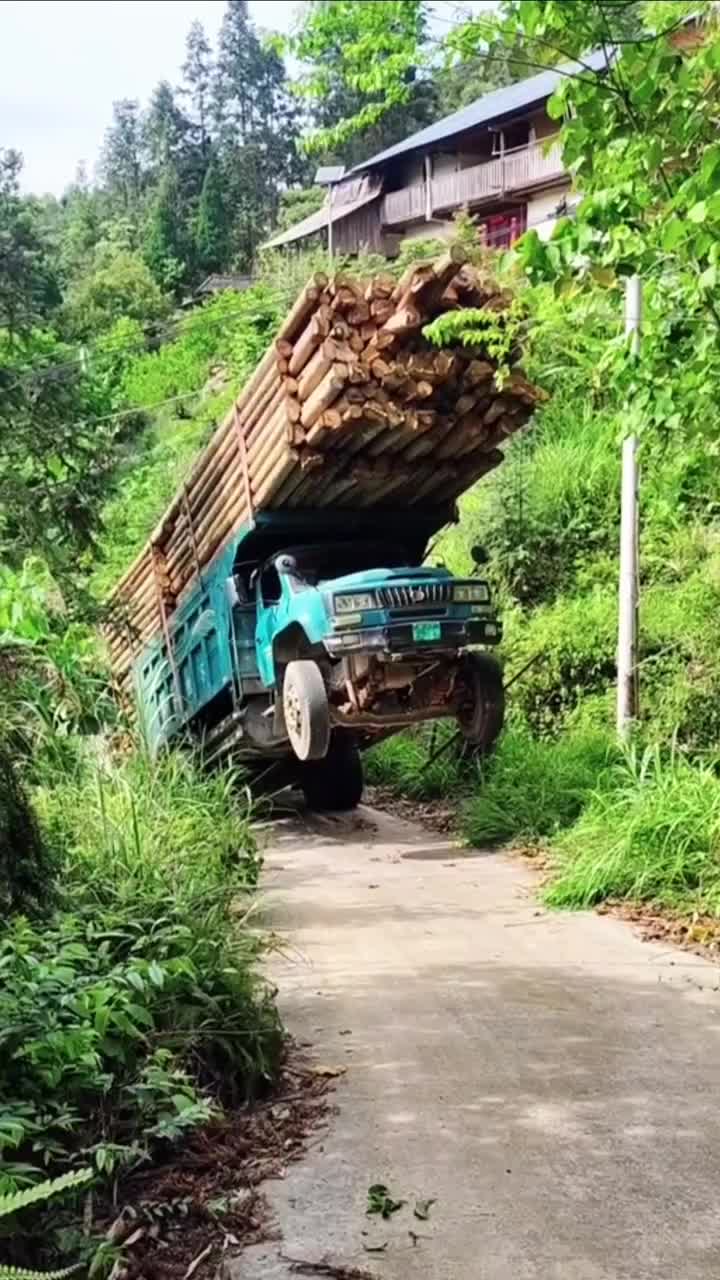 Truck kelebihan muatan.  #truck  #mobil  #kendaraan
