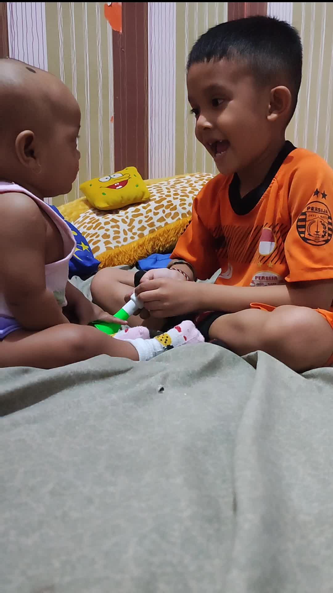 Ngajarin adknya nyanyi