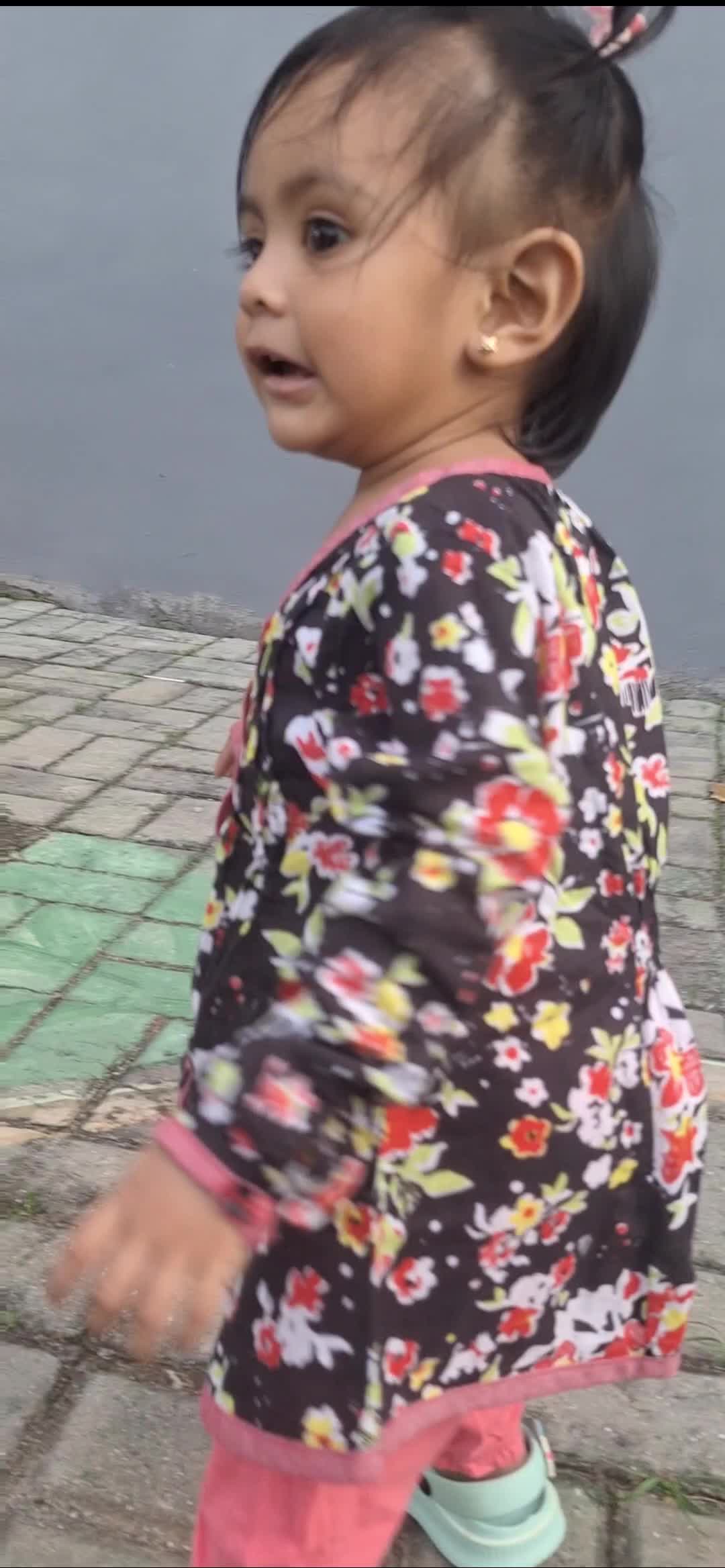 Main sore-sore di taman..
masyaallah banget tamannya disamping rumah 🤭



#toddler #toddlerlife #toddlermom #toddleractivity #fyp #video #re