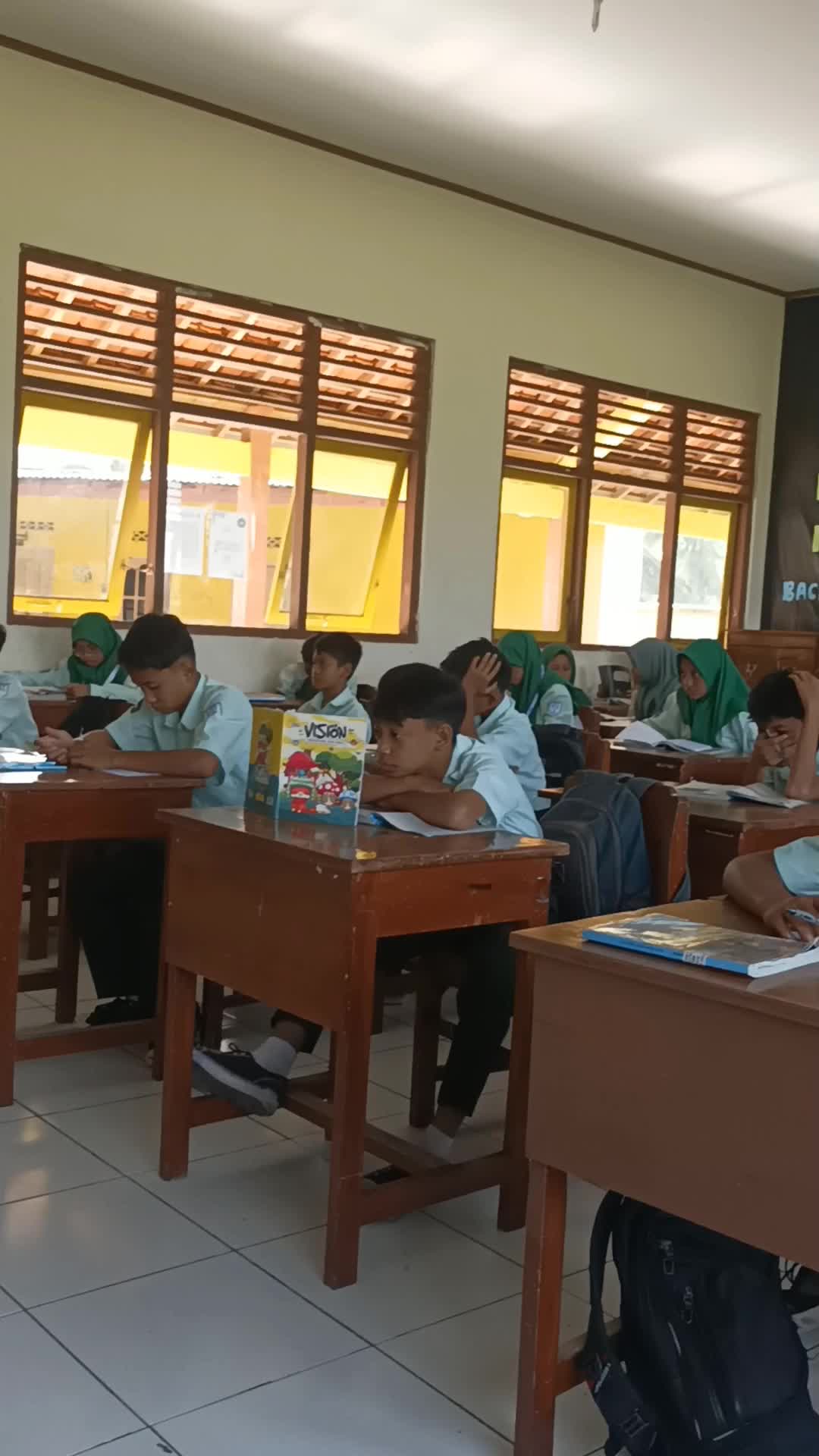 Syahdu di antara riang bisik suara air di pematang sawah