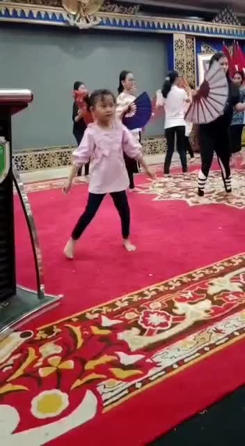 Hai guys ikut saya latihan nari yuk