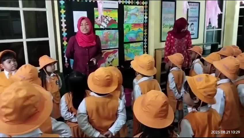 k Najwa juara 1 waktu lomba fashion show d skolahan loo gaesss 😁🥰
kata gurunya "mamahe model o yaa jadi juara 1" 😅, mamahnya modal masuk bu 