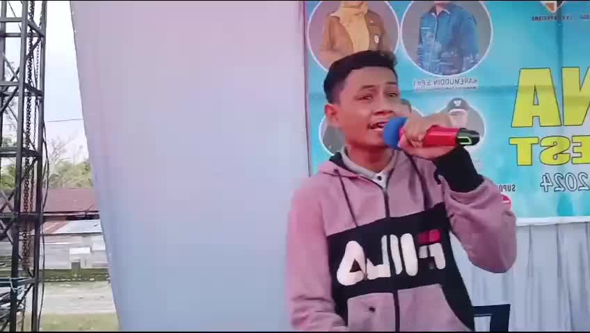 cerita nya gue yg lipsing😁😅