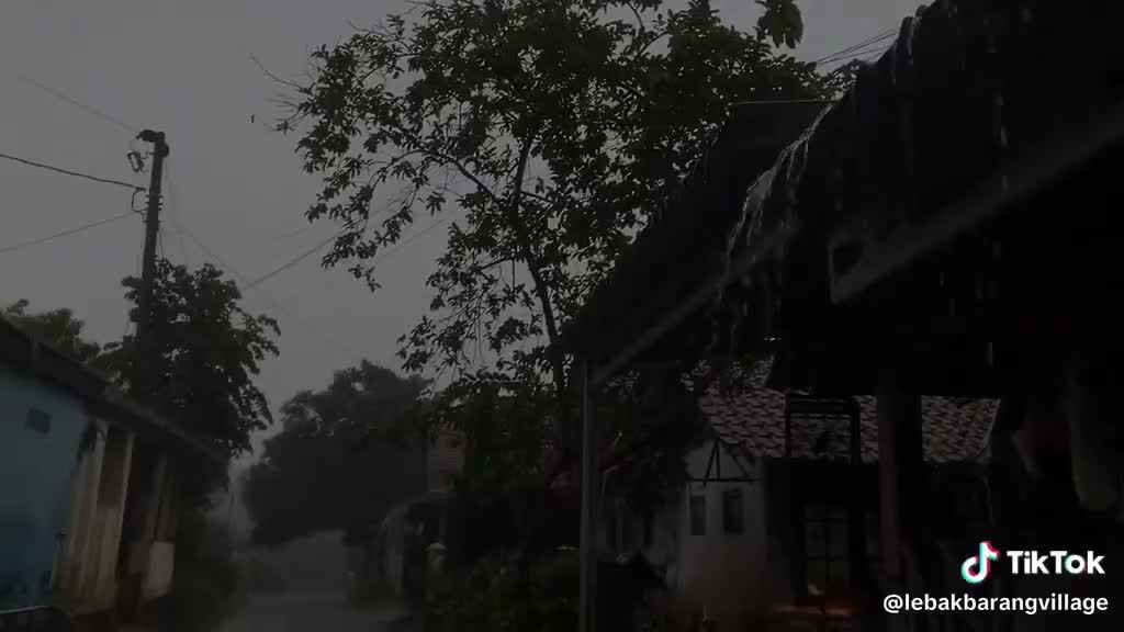 hujan deras di desaku yang indah  #hujan #heavyrain #relaxation #asmr #rain 