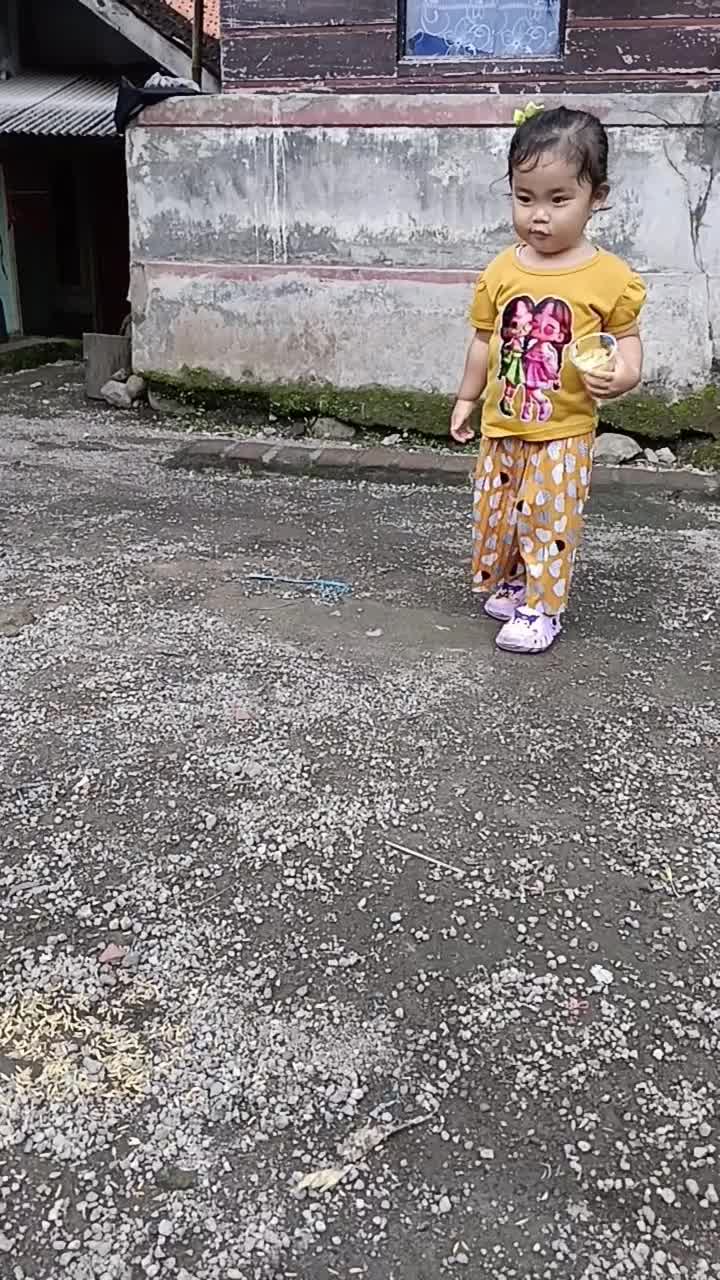 lagi ngajak ponakan main bola  #short 