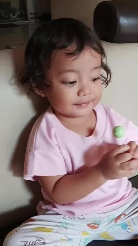 Happy bgt dikasih permen 😍