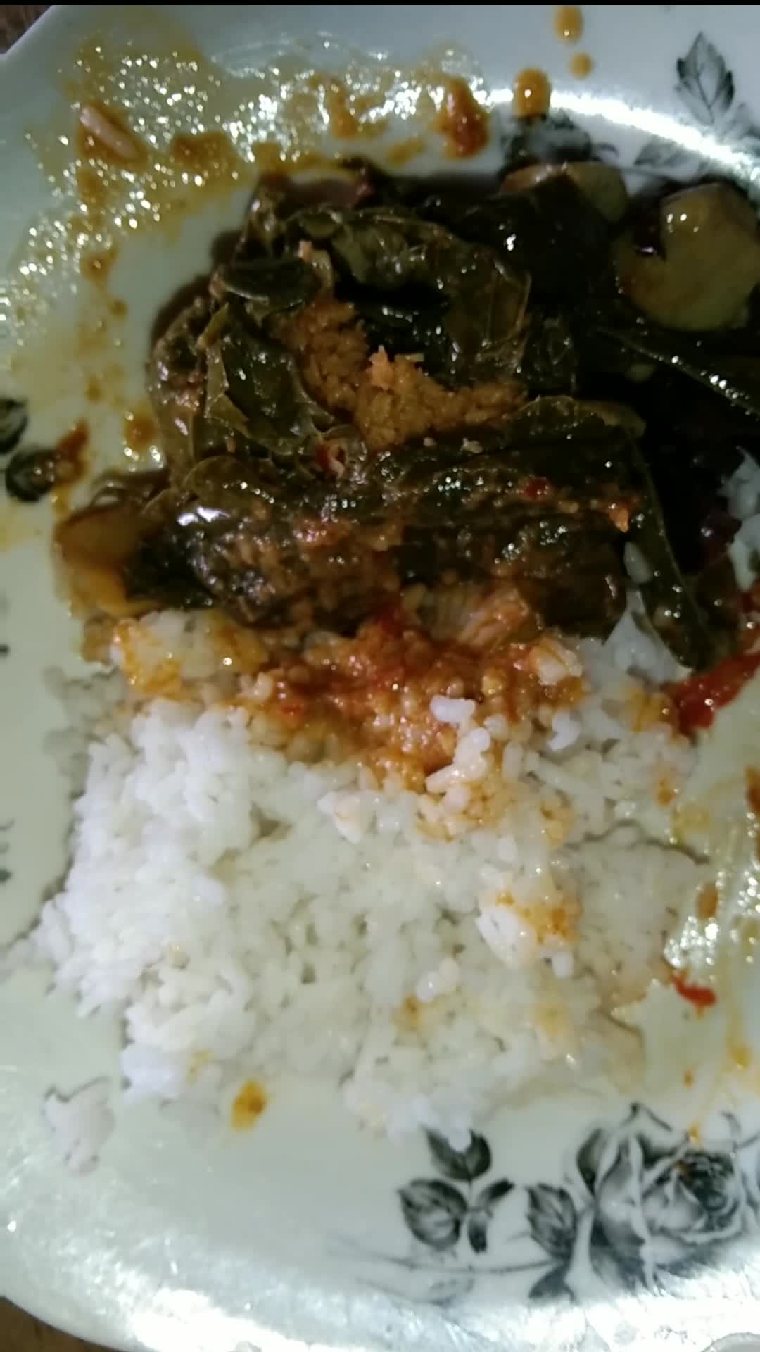 mari makan gaes, makan pakai tangan emang paling enak 