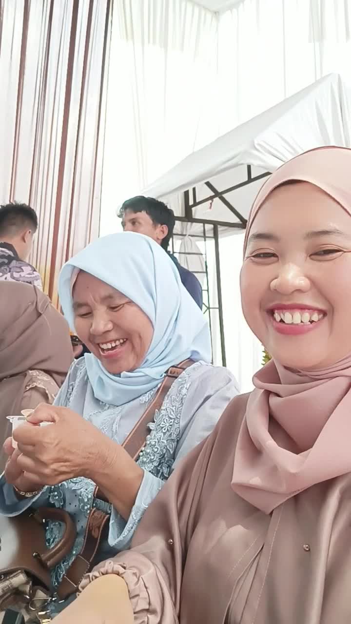 senang rasanya ketika melihat Ibu ku tertawa lepas
 #short  #HOTrctiplus  #RCTIPlus  #trending 