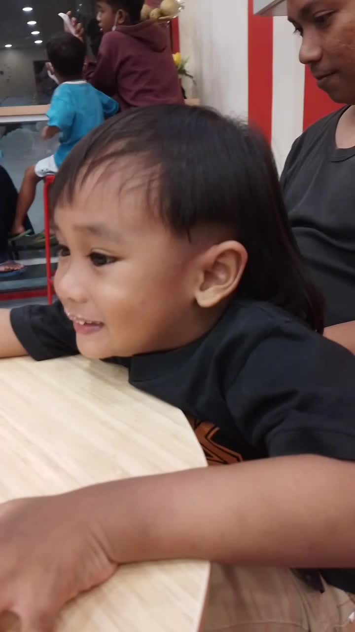 cuaca lagi dingin ga menghalangi anak anak buat makan ice cream.
disini siapa yg suka sama ice cream mixue🥰🥰😘
#MasyaAllah tabarokallah 😍 
#I