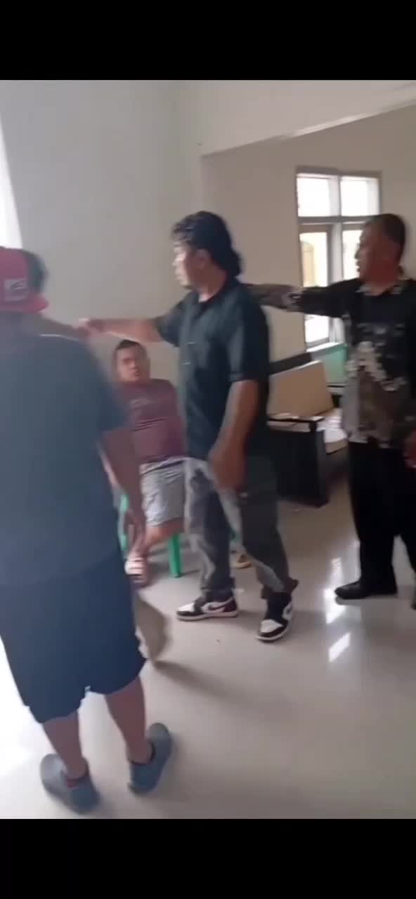 Oknum POL-PP Kabupaten Pangandaran Melakukan aksi pemalakan terhadap bocah di ciamis Jawa Barat 
 #lintasinewssiang
 #Seputar iNews Siang 
 