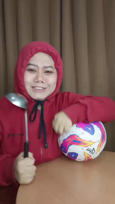 Mending masak aja gak sih ???

#adayinmylife#parodi#sitkom#komentatorbola 
