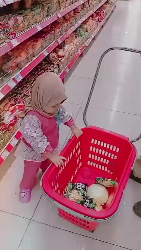 belanja bulanan bareng raya 😍 #anakkecil  #anakkecilviral  #anakkecil  #withmymom  #dayinmylife  #Wilujeng enjing kasadayana  #adayinmylife 