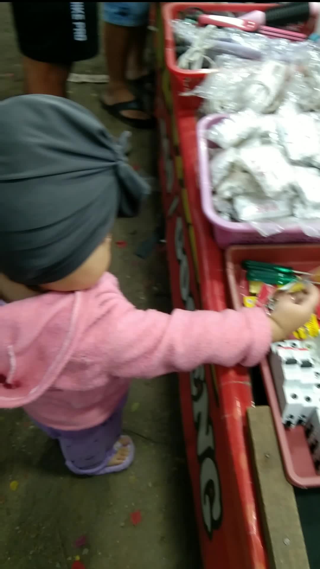 Bu haji lagi milih prabotan 