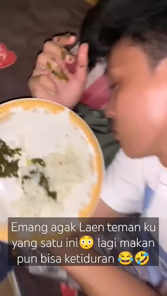 bisa bisanya makan ketiduran

#videolucu 