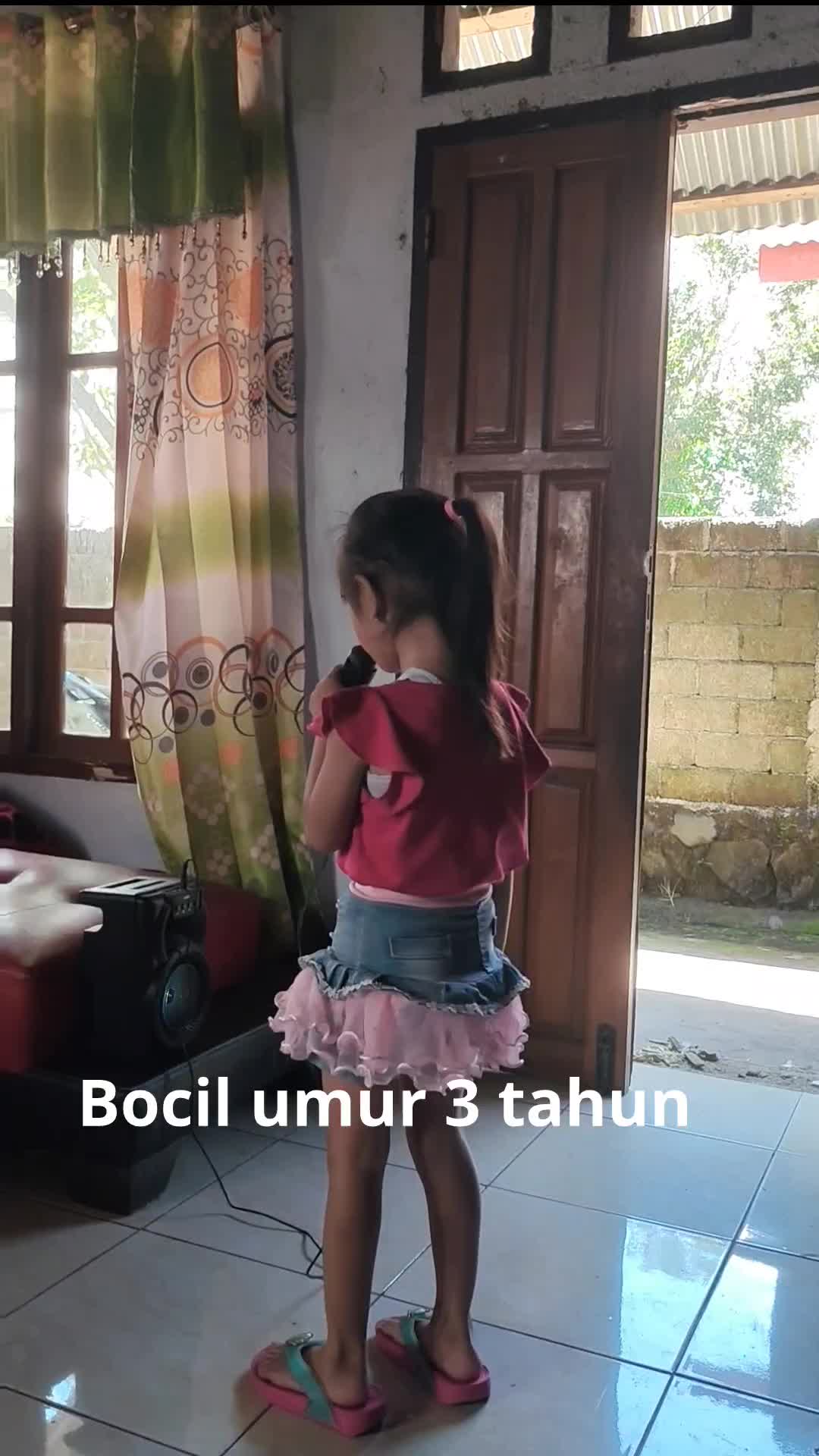 belajar menyanyi gadis kecilku🙏