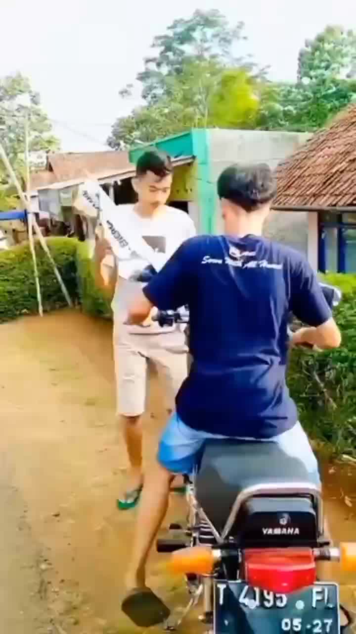 motor nu diinjeum digadaikeun ka  lanceuk neangan barang bekas #bodoransunda #komedi #funny #hiburan #ngakak #videolucu #lucu #fyp #trending