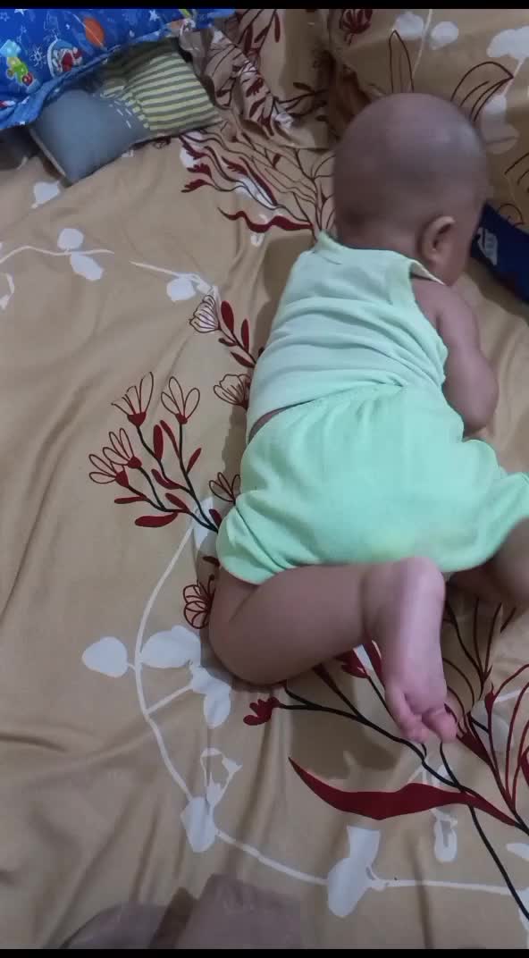 bebe belajar tengkurap