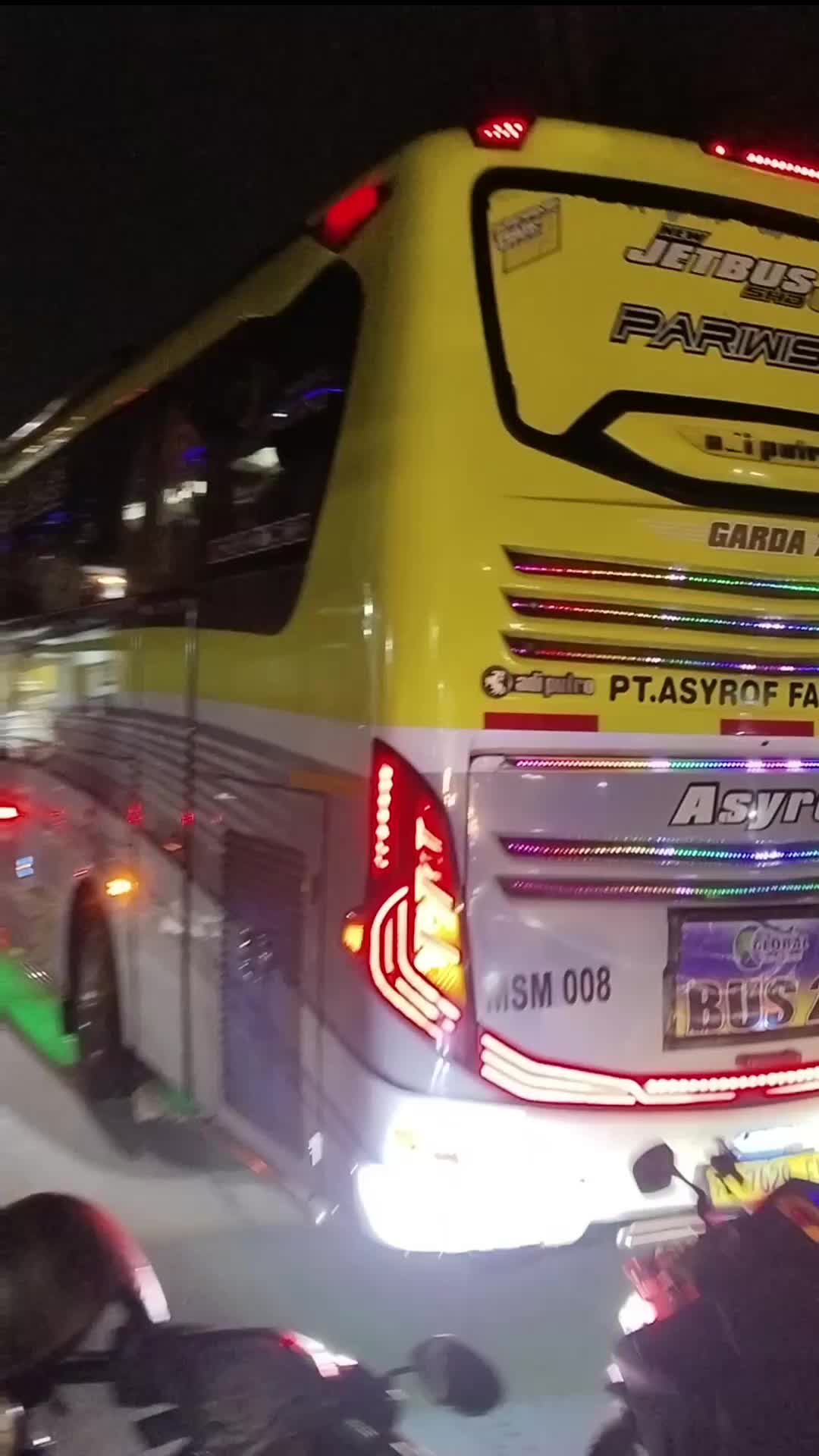 menunggu bus telolet, ca liat bis lewat aja bocil happy.... 😍 
 #bustelolet
 #studytour
