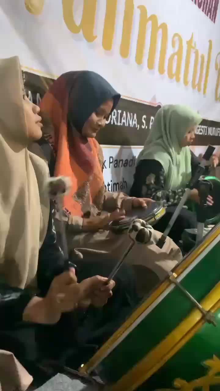 pulang pulang di suruh perform Darbuka bareng group As Shofa....


 #RCTIPlus #HOTrctiplus  #icrcti  #RCTIoke  #rctiofficial  #rcti #Sholawa