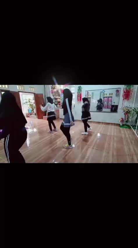 Usahakan pake power ya besty biar keluar keringat. Soalnya kemarin ketua pake hati keluarnya malah air mata😅😂🤣 #senam
 #fypviral
 #like
 #so