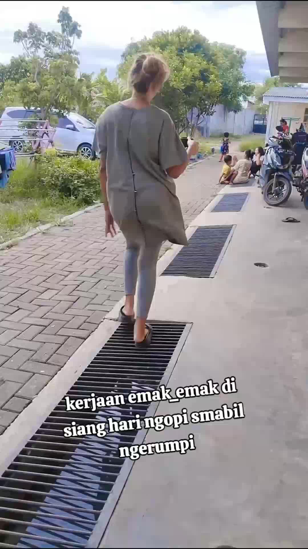 kerjaan emak_emak di siang hari. ngerumpi  sambil ngopi. 