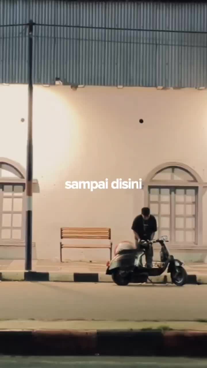 lagu yg membuat kenangan seperti bangkit kembali... melodi serta lirik yg sederhana... #slank 