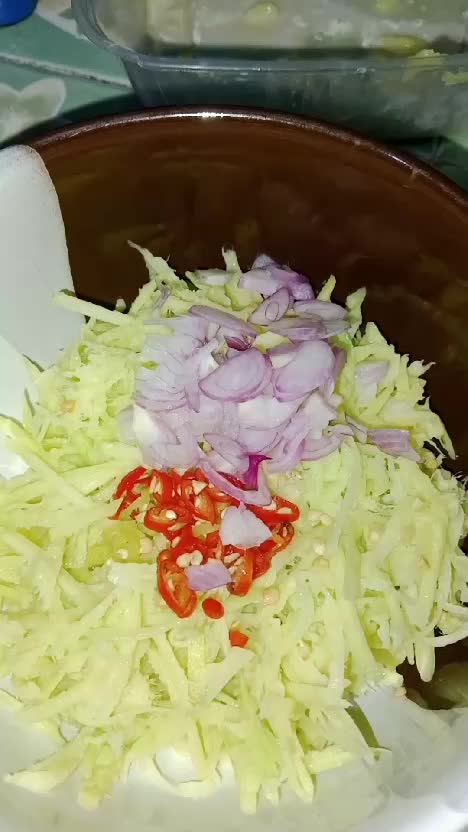 iris-iris jadi sambal #sambalmangga #sambalenak 