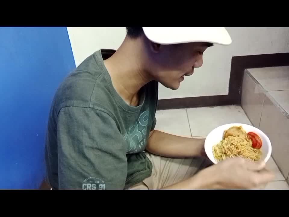 Nyobain Ayam Saos Pedas dengan Mie