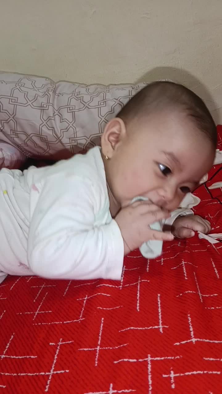 Siapa nih yng anaknya suka makan kaos kaki 🤣  #NooraKhadijahAlKhered  #RCTIPlus  #Udah bisa pake kaos kaki sendiri  #masyaallahtabarakallah 