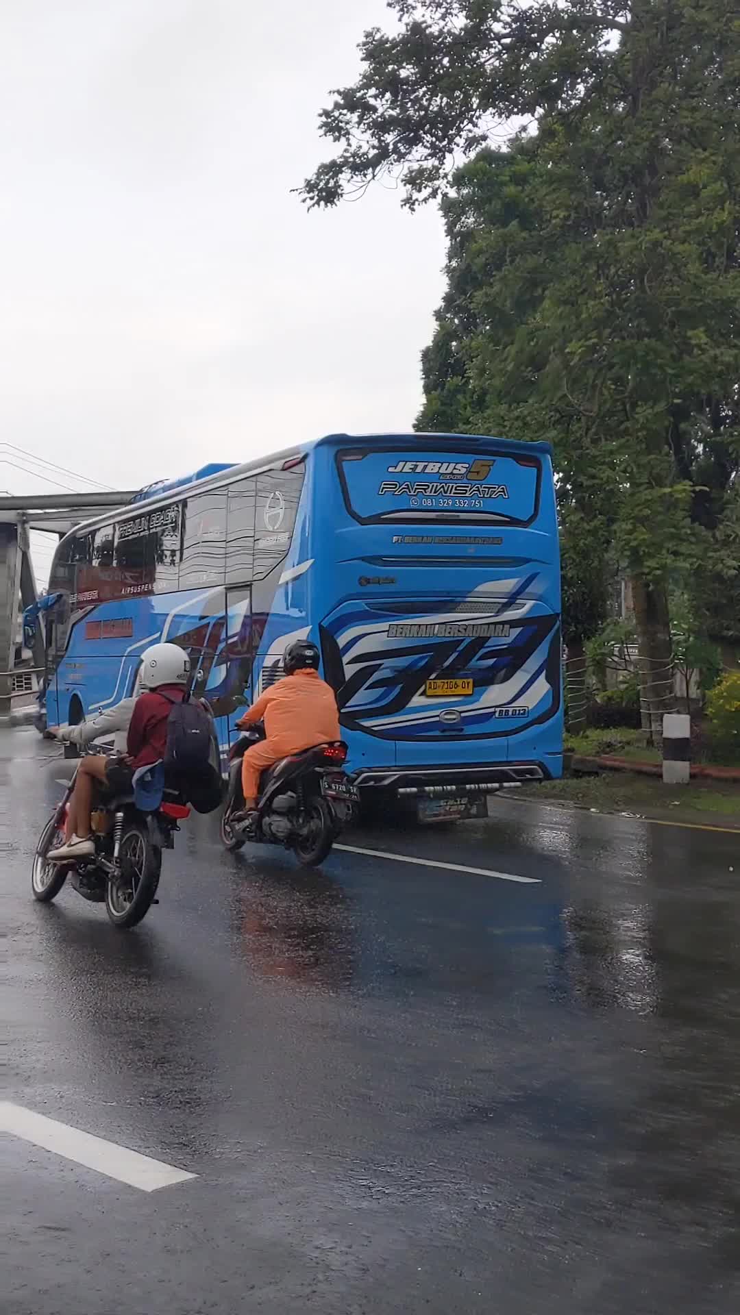 Jam Sibuk di Muntilan, Banyak Bus Pariwisata  #busmania #buspariwisata #muntilan #magelangjawatengah 