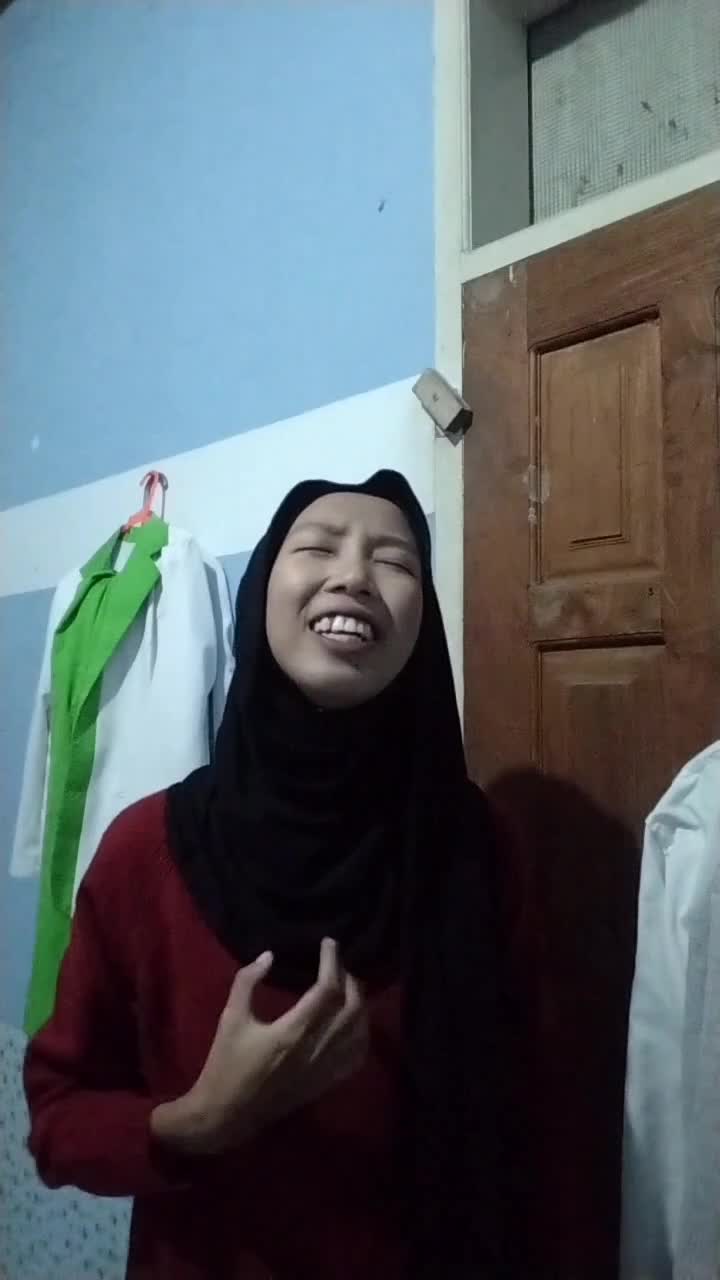 assalamualaikum Sulistiawati R Paerah biasa di panggil Lusi dari buol Sulawesi Tengah,umur saya 20 tahun , judul lagu si kecil 