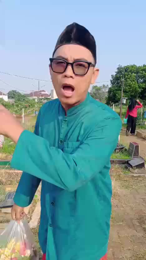 ngajarin gen z biar pada tau dan terbiasa ziarah kubur orang tua.
 #bocah Betawi punye gaye
 #bocah Betawi
 #khalayak rame