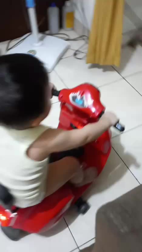 bebe naik vespa 