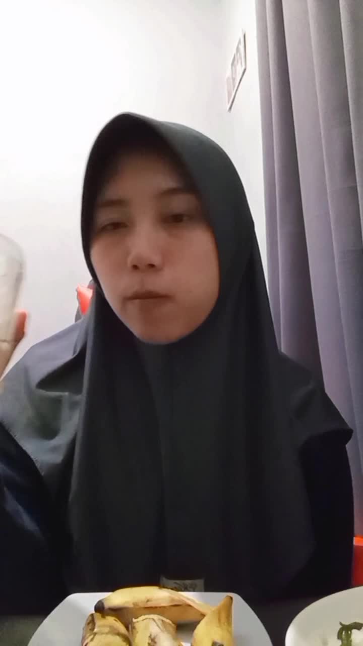Minum air putih biar pikiran tetap jernih