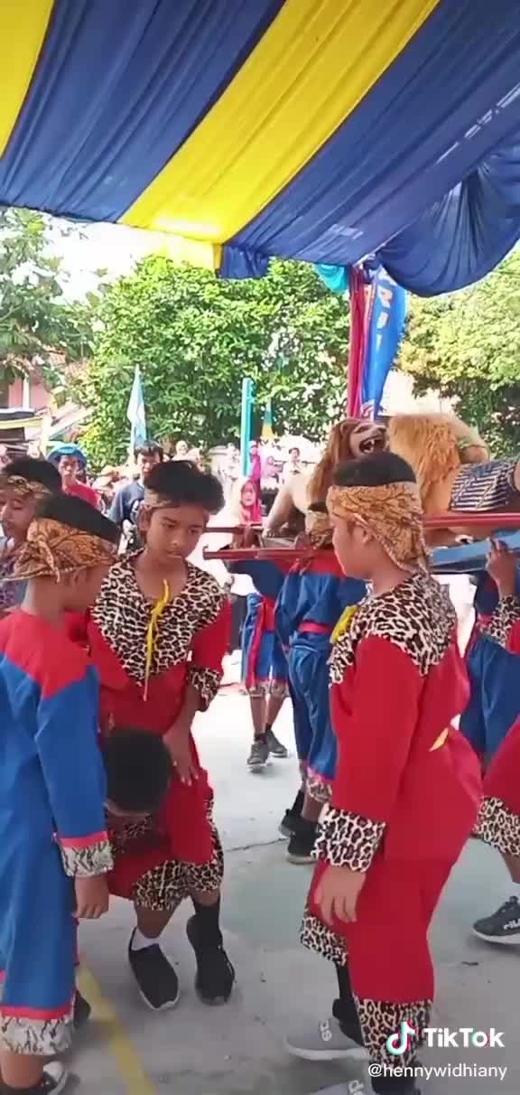 Kesenian Sisingaan dari Kab. Subang