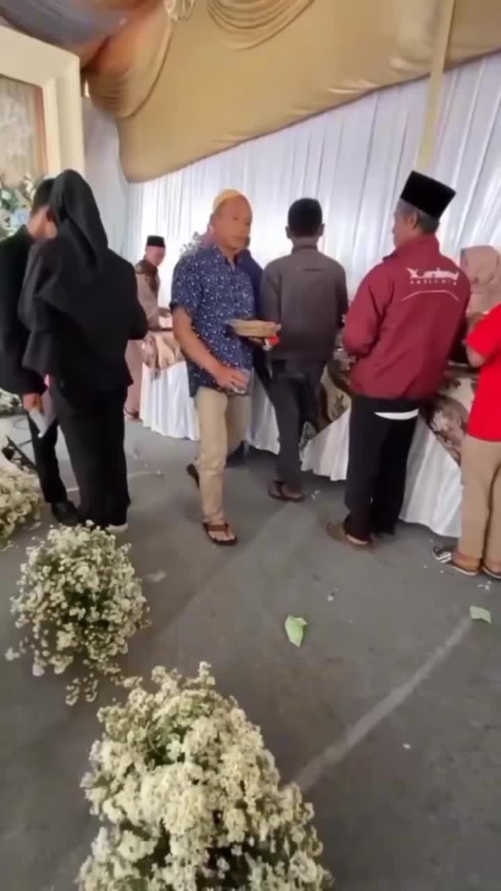 fotografer ini abadikan 
orang orang yang hampir
jatuh saat acara nikahan #reactiont #duett #virall 