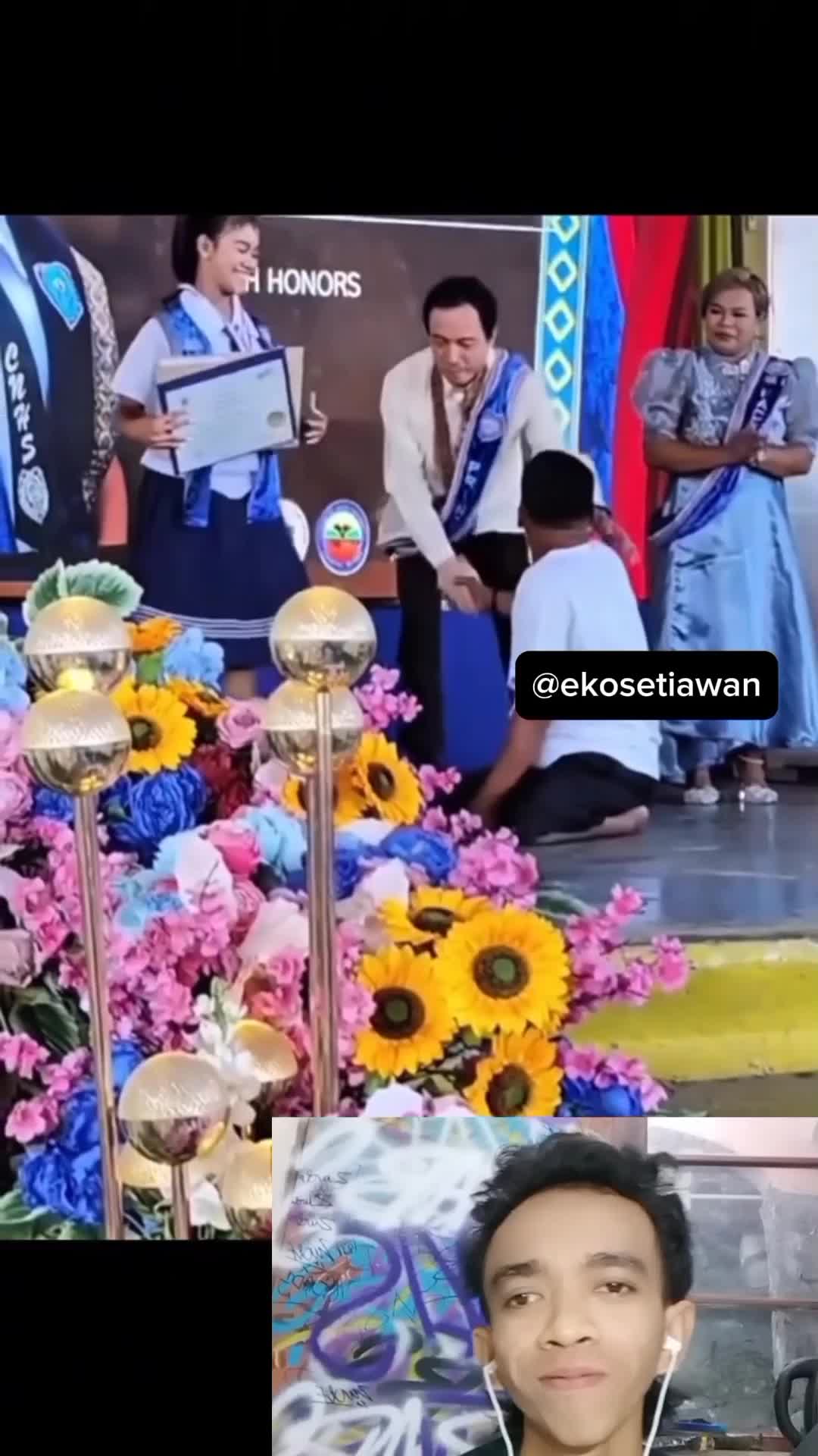 kasih sayang ayahnya besar banget🥺😍rela menghadiri wisuda anaknya walau merangkak ✨ #reactiont #duett #trending #fyp #virall 