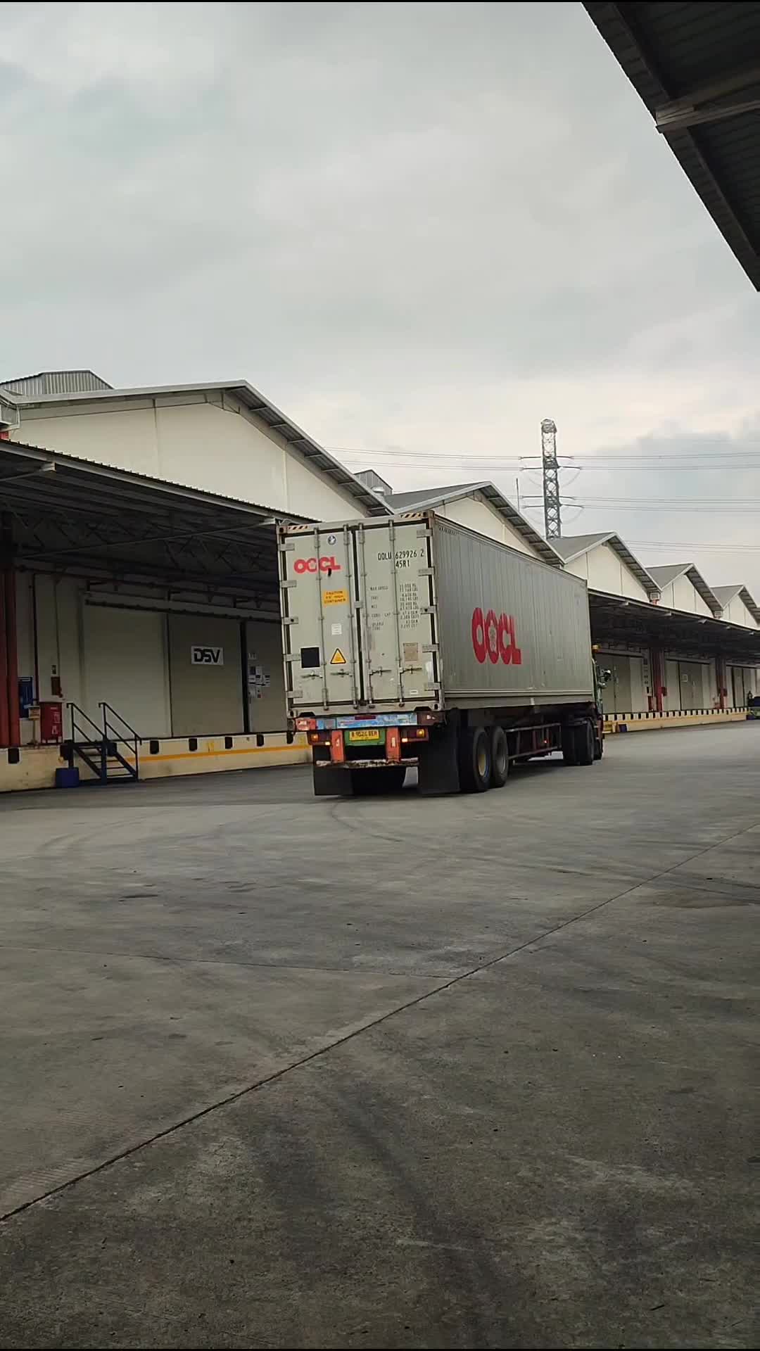 Truk kontainer parkir
 #caraparkirtruk
