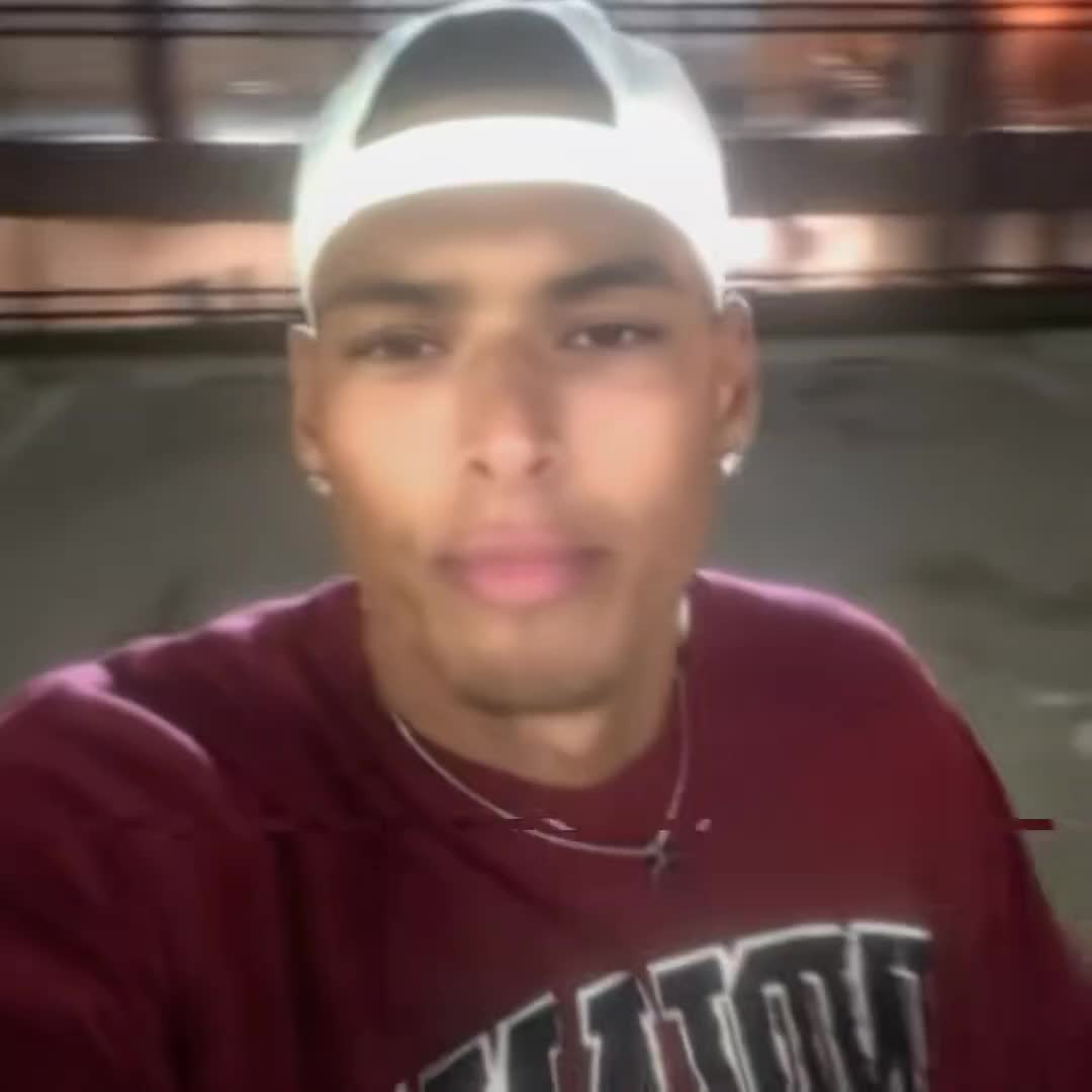 Translasi: (Pov: Inisial gw termasuk kategori terganteng/tercantik) #kiss #mog 