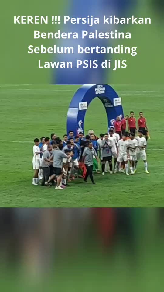 Bendera Palestina berkisar di JIS sebelum pertandingan antara Persija vs PSIS di stadion JIS Jakarta