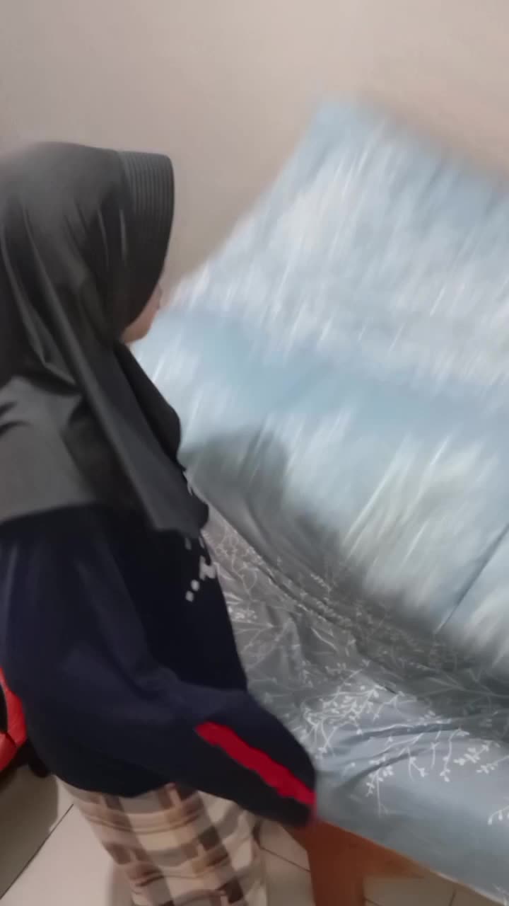 Jangan bosen ya lihat aku beres beres kasur