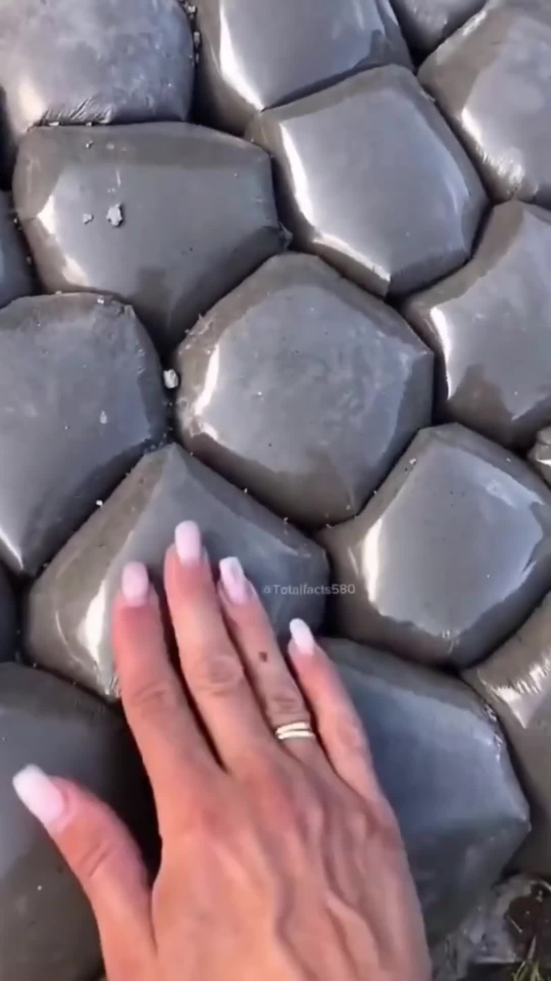 Lihat Bagaimana Pria ini Membuat Jalan di rumahnya😲