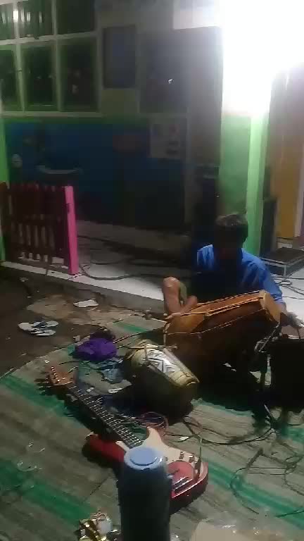 #latihan vokal sambil mengasuh bocah kesayangannya,untuk persiapan manggung