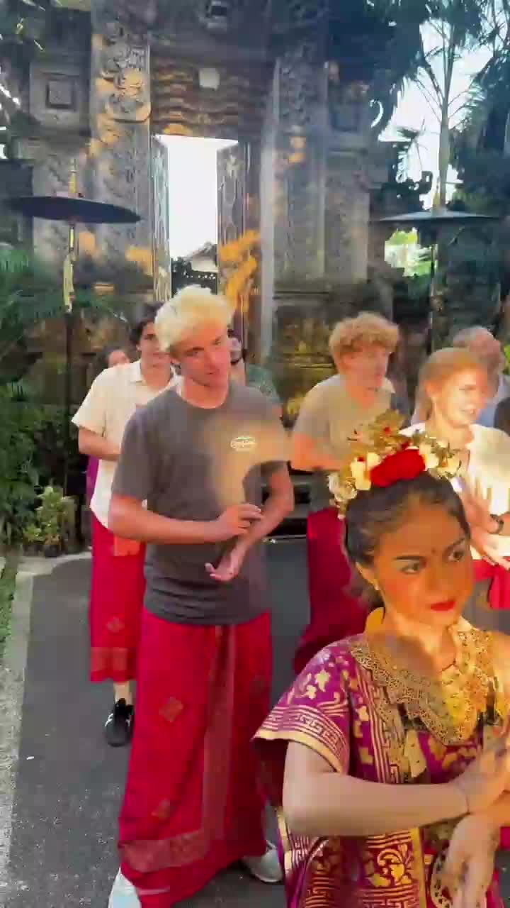 Bule belajar Tari Bali