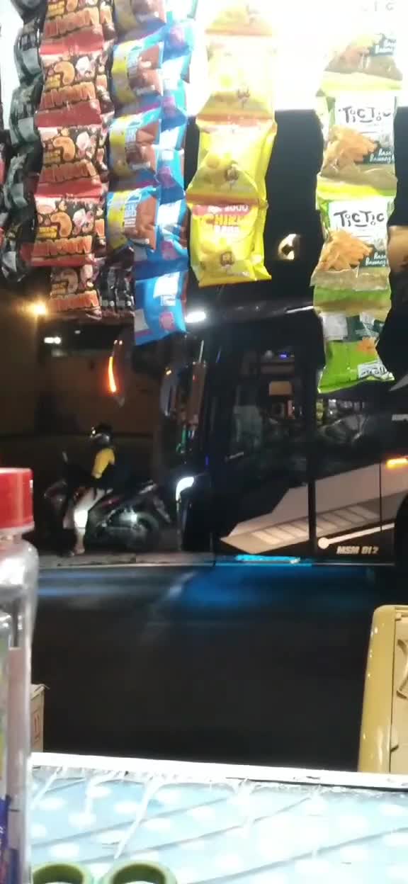 iseng Videoin jalanan macet tiba tiba ada tabrakan 