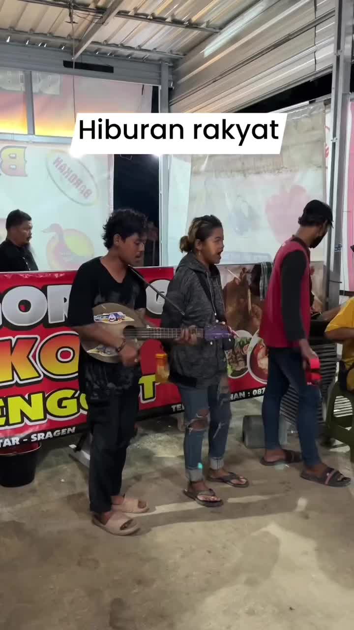 Hiburan rakyat , dari pada bengong mikirin utang