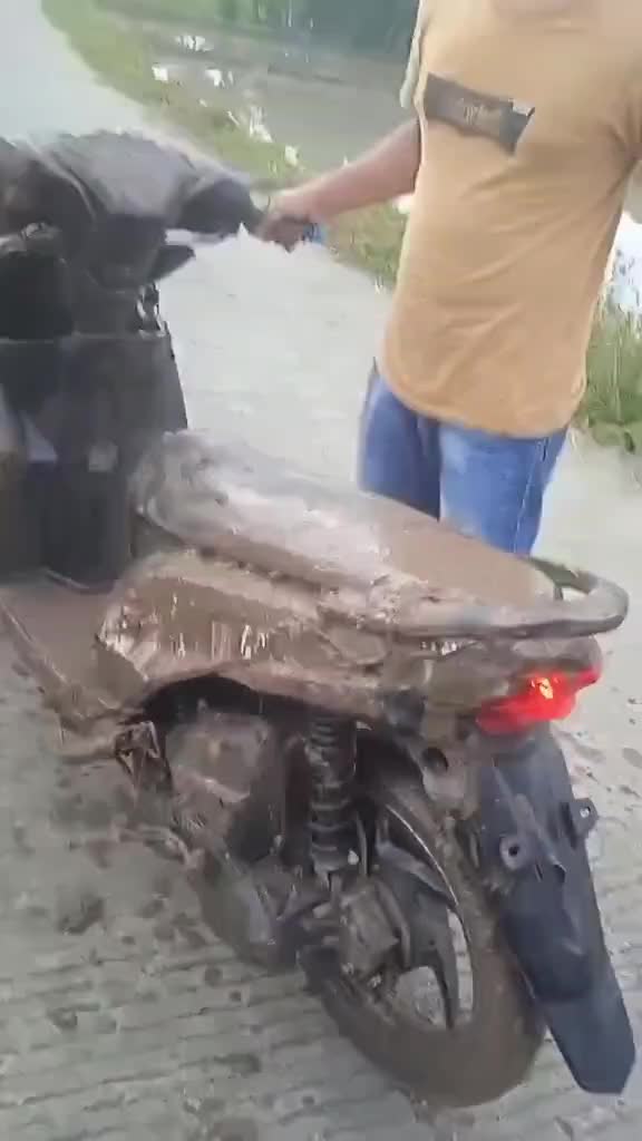 udah di tolongin malah minta motor nya di cuciin