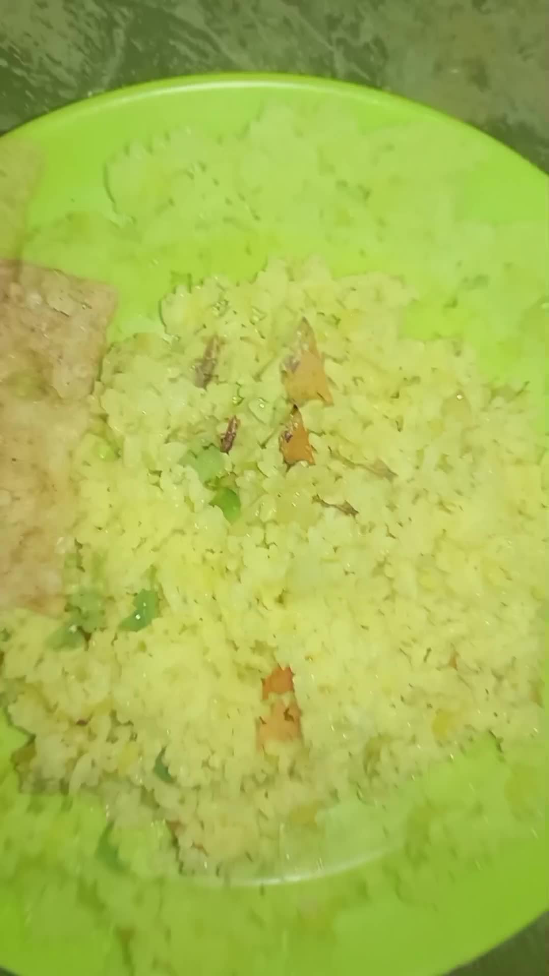 Nasi goreng kunyit, gurih hangat beraroma rempah yang bikin nagih di tiap suapan.
