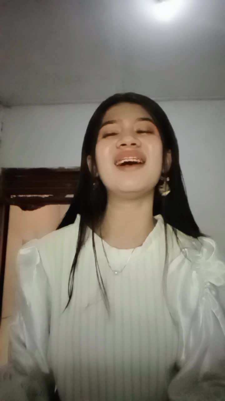 Nama: ANGGI OKTAVIANI 
umur:21
TB:160
BB:43
alamat: Karawang jawabarat 
lagu yang kedua: Kasmaran 
#MNCTVOFFICIAL #KDI2025#AudisiKDI #audisi